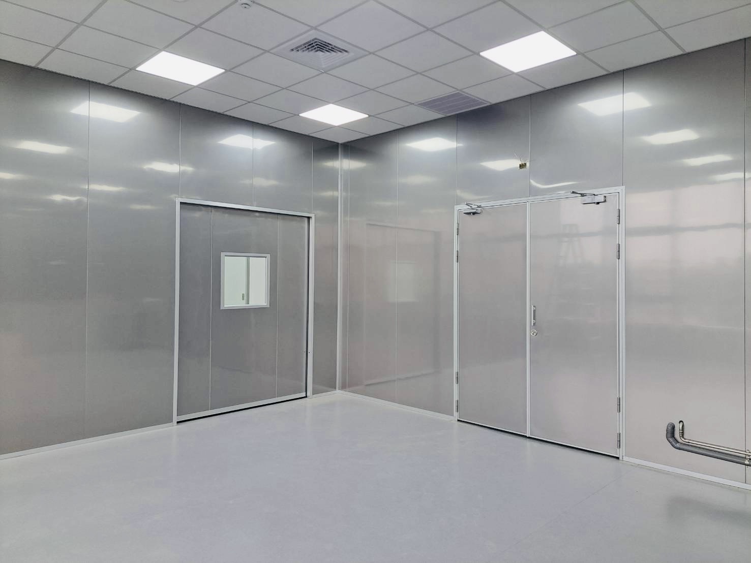 業主局部選用不鏽鋼庫板作為牆面建材不僅提升整體空間質感，更兼具易清潔與抗菌需求