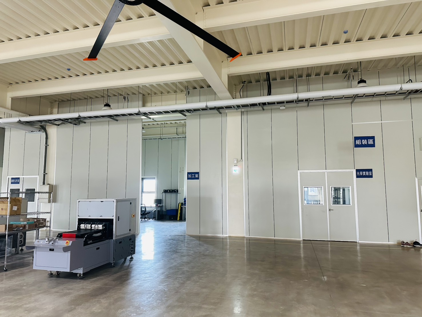 不僅僅隔出專業領域的劃分,也豐富了職員工作中教育訓練與休閒生活的美好體驗